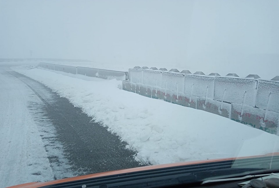 Circulația pe drumul Transalpina este închisă parțial din cauza ninsorii pe sectorul montan