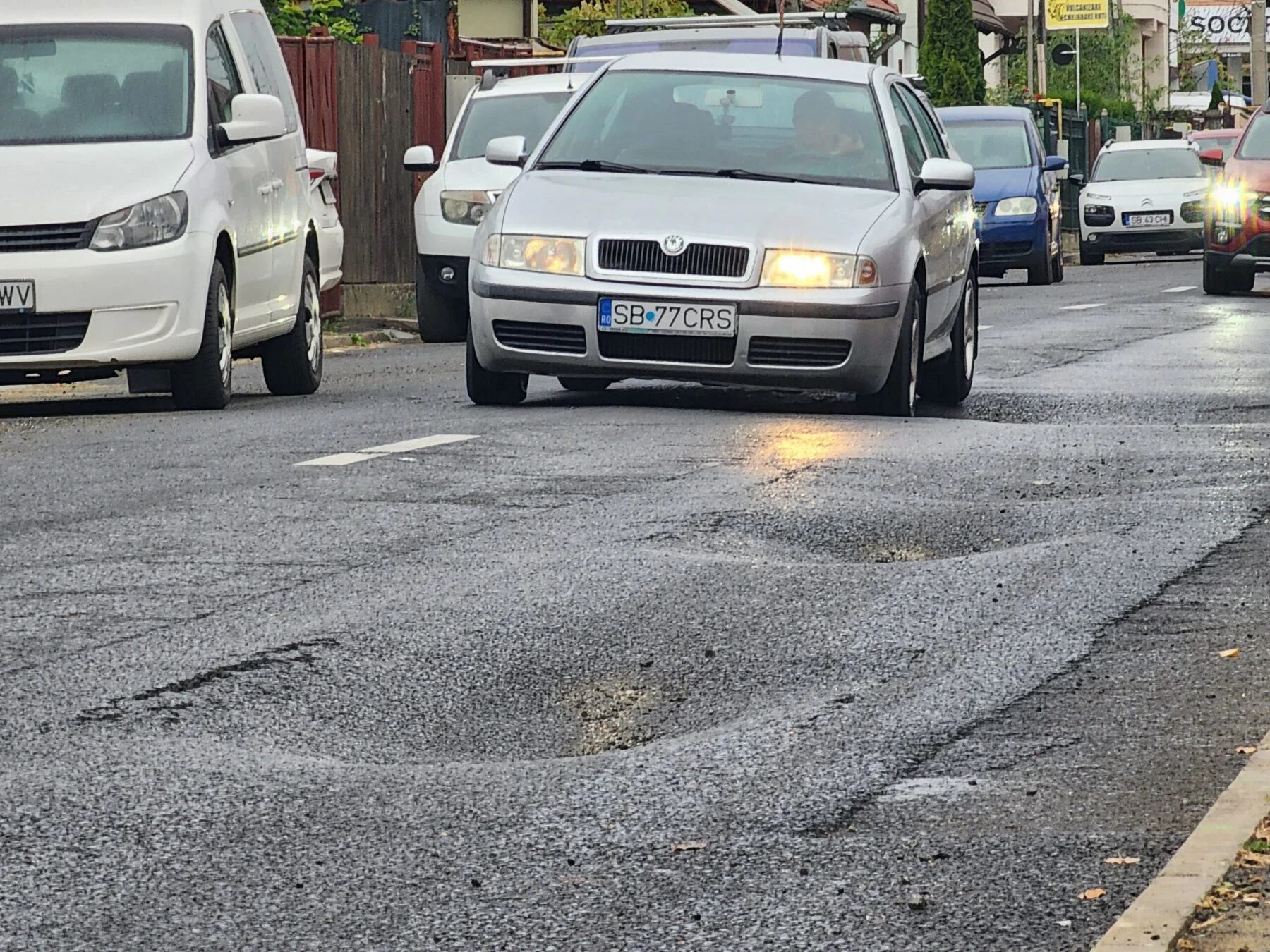 Drumul de pe strada Rahovei din Sibiu s-a distrus după doar două luni de la reabilitare