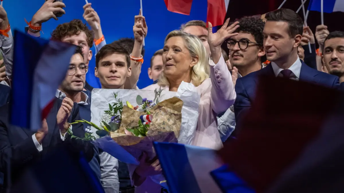 Marine Le Pen își schimbă strategia: se prezintă ca protectoarea Franței în contextul crizei sociale și economice