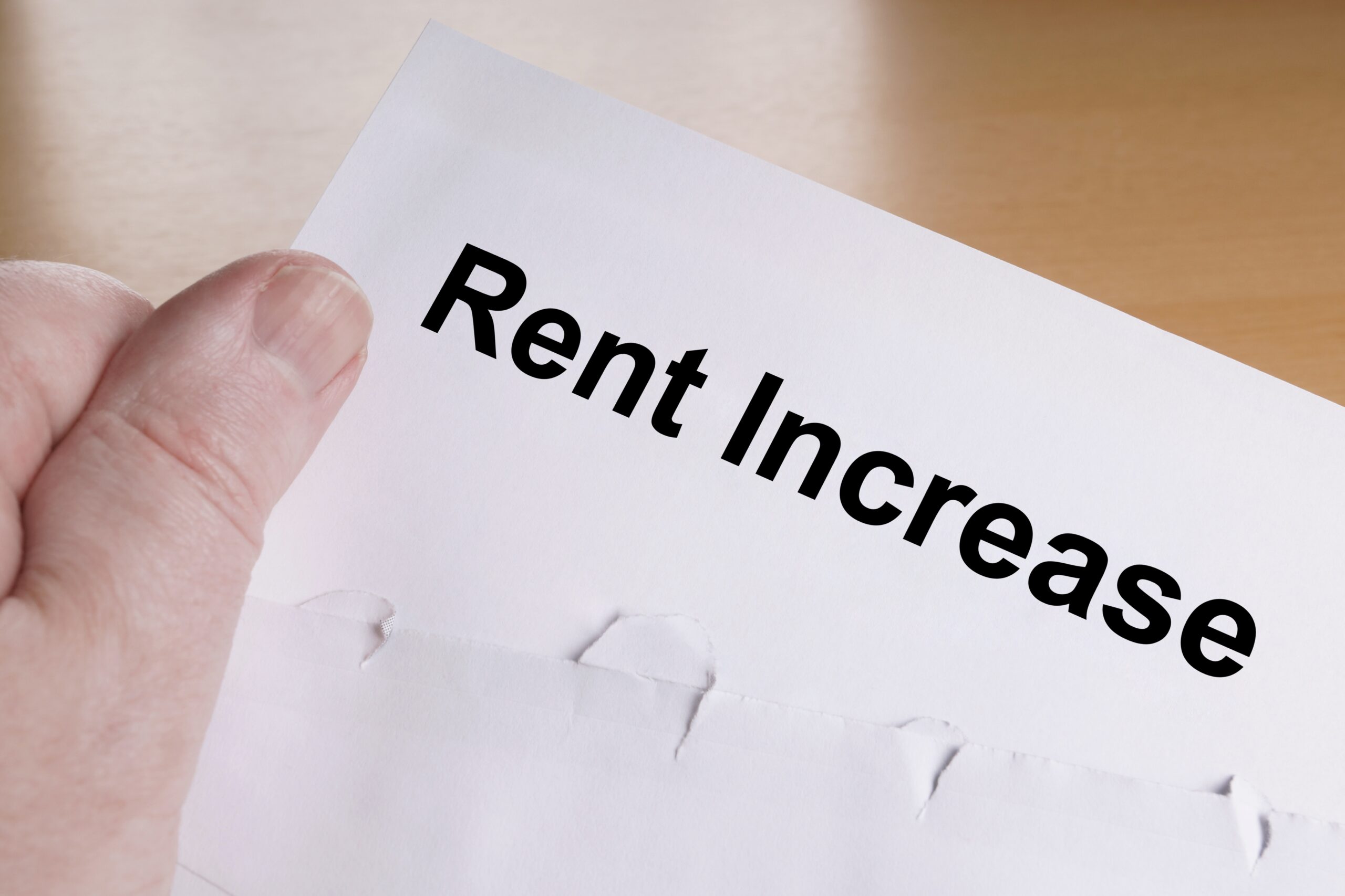 Impactul financiar al unei locuințe nelocuibile: cum pot fi gestionate costurile cu cazarea temporară