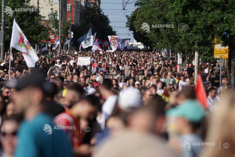 Clash în Belgrad: Protestatari au luat cu asalt sediul postului de televiziune Informer TV