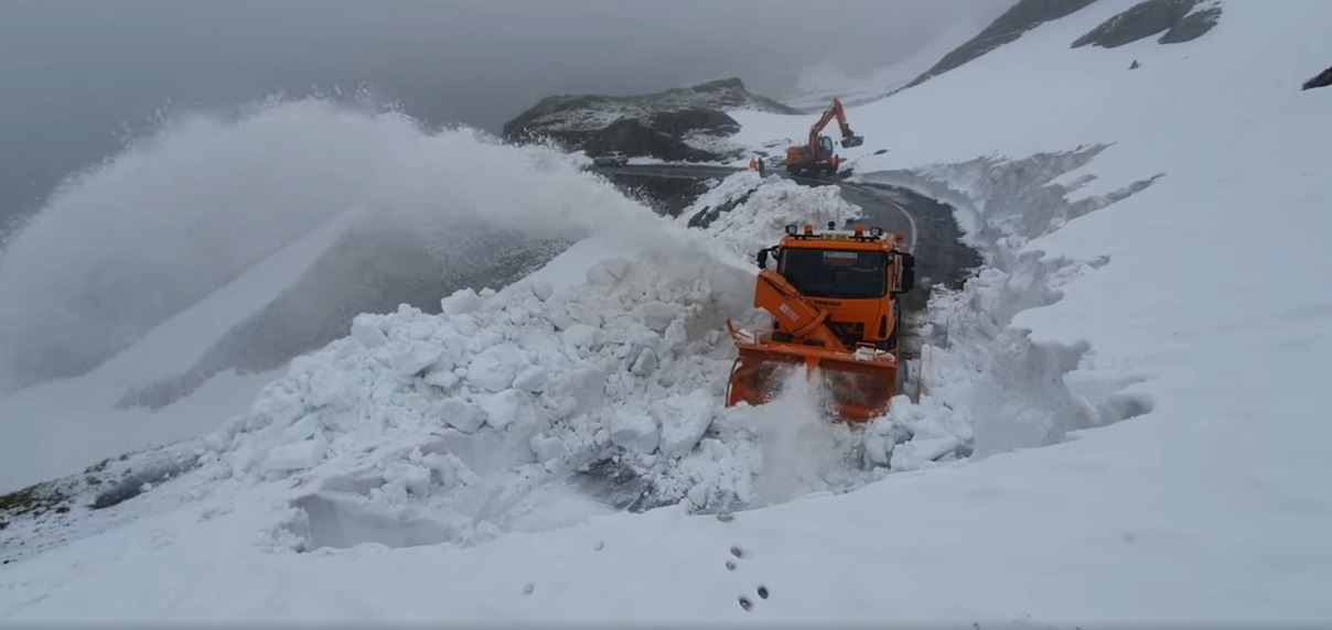 Ninsori abundente pe Transfagarasan: Autoritatile au trimis utilaje pentru deszaparea drumului