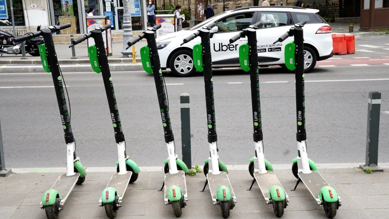 Reguli noi pentru trotinetele electrice în București: vârstă minimă și amenzi uriașe pentru operatori