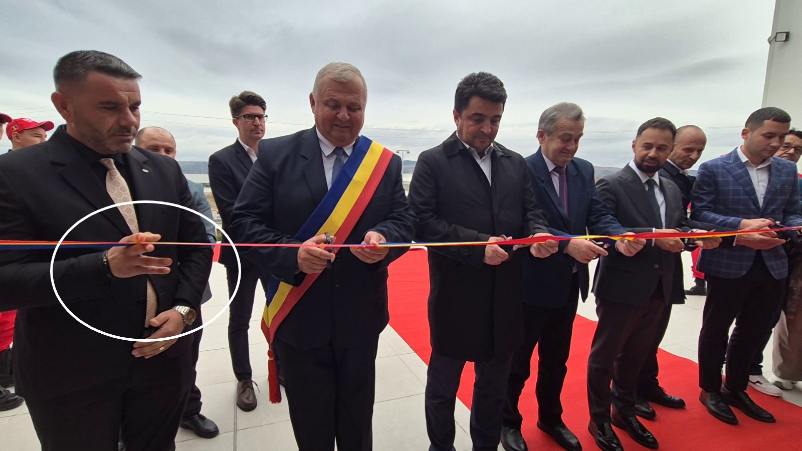 Incident la inaugurarea Centrului de Tineret din Teiuș: lipsa foarfecilor a forțat un oficial să taie panglica cu mâna