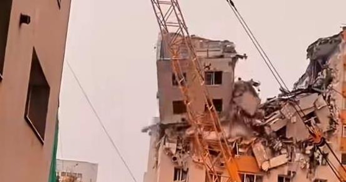 Imagini dramatice de la Rahova: Etajele superioare ale blocului afectat de explozie s-au prăbușit la demolare