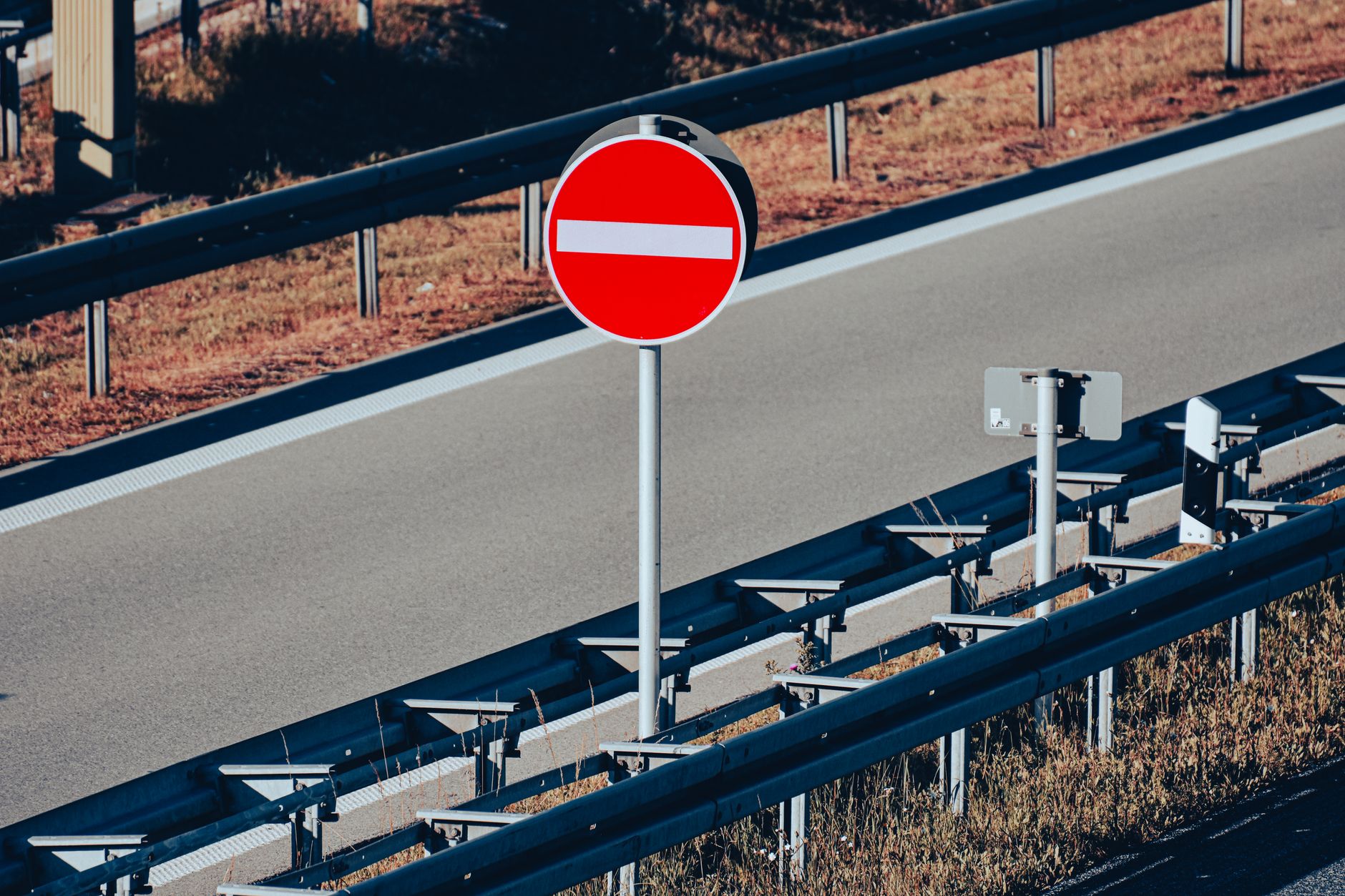 Semnul rutier din Germania care induce în eroare șoferii: ce înseamnă săgeata portocalie pe autostradă