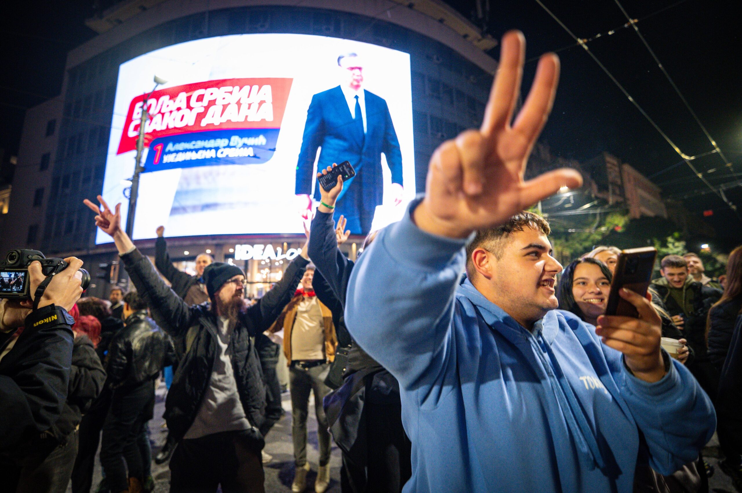 Manifestanți sârbi au pătruns în forță într-o stație de televiziune susținătoare a lui Vucic