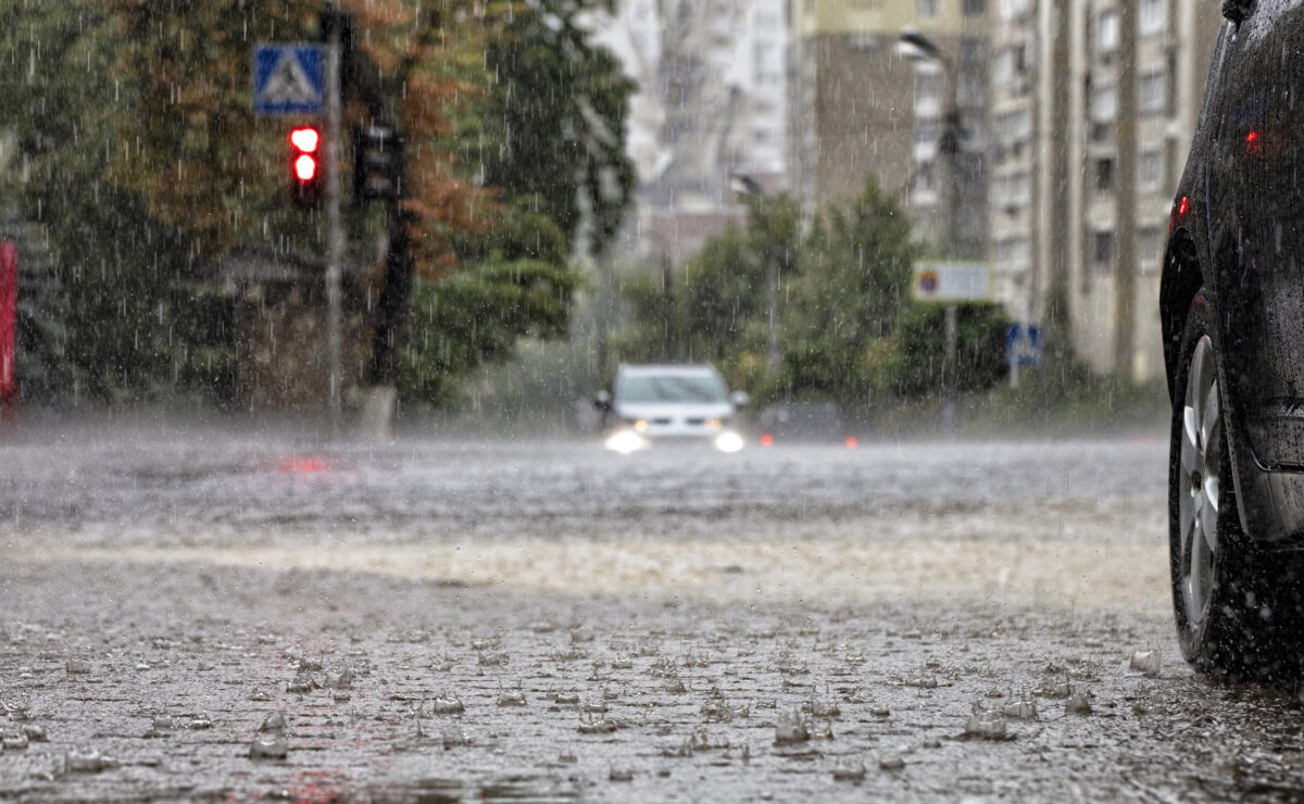 Cod roșu de ploi torențiale în Constanța. Zone afectate de precipitații și descărcări electrice