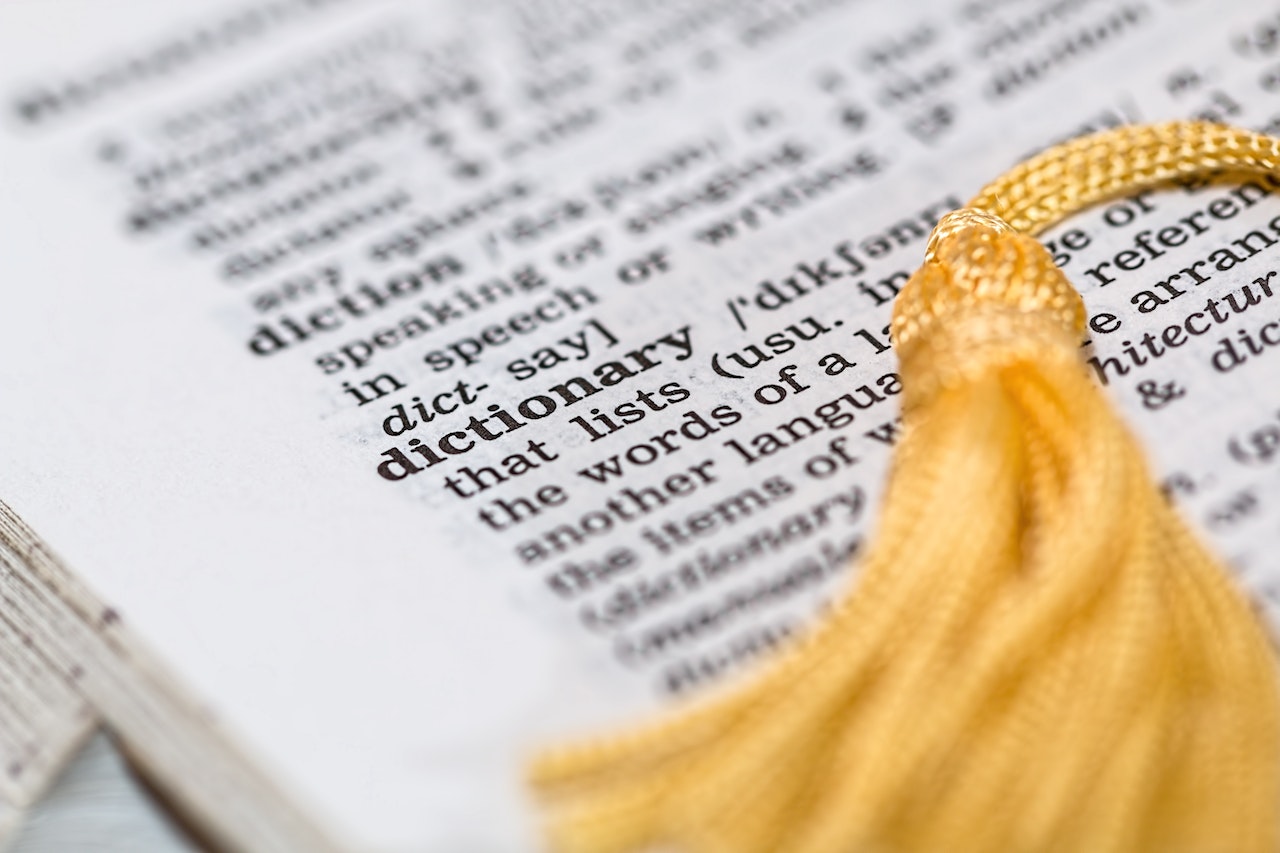 Termenul „maxxing” a fost desemnat cuvântul anului 2026 de către Dictionary.com