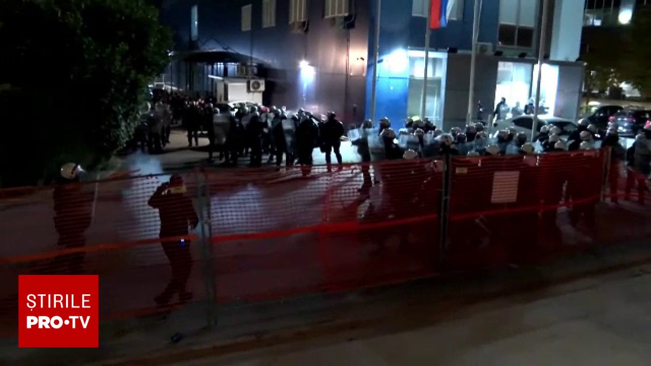 Tensiuni în Serbia: Protestatari au luat cu asalt sediul unei televiziuni proguvernamentale din Belgrad