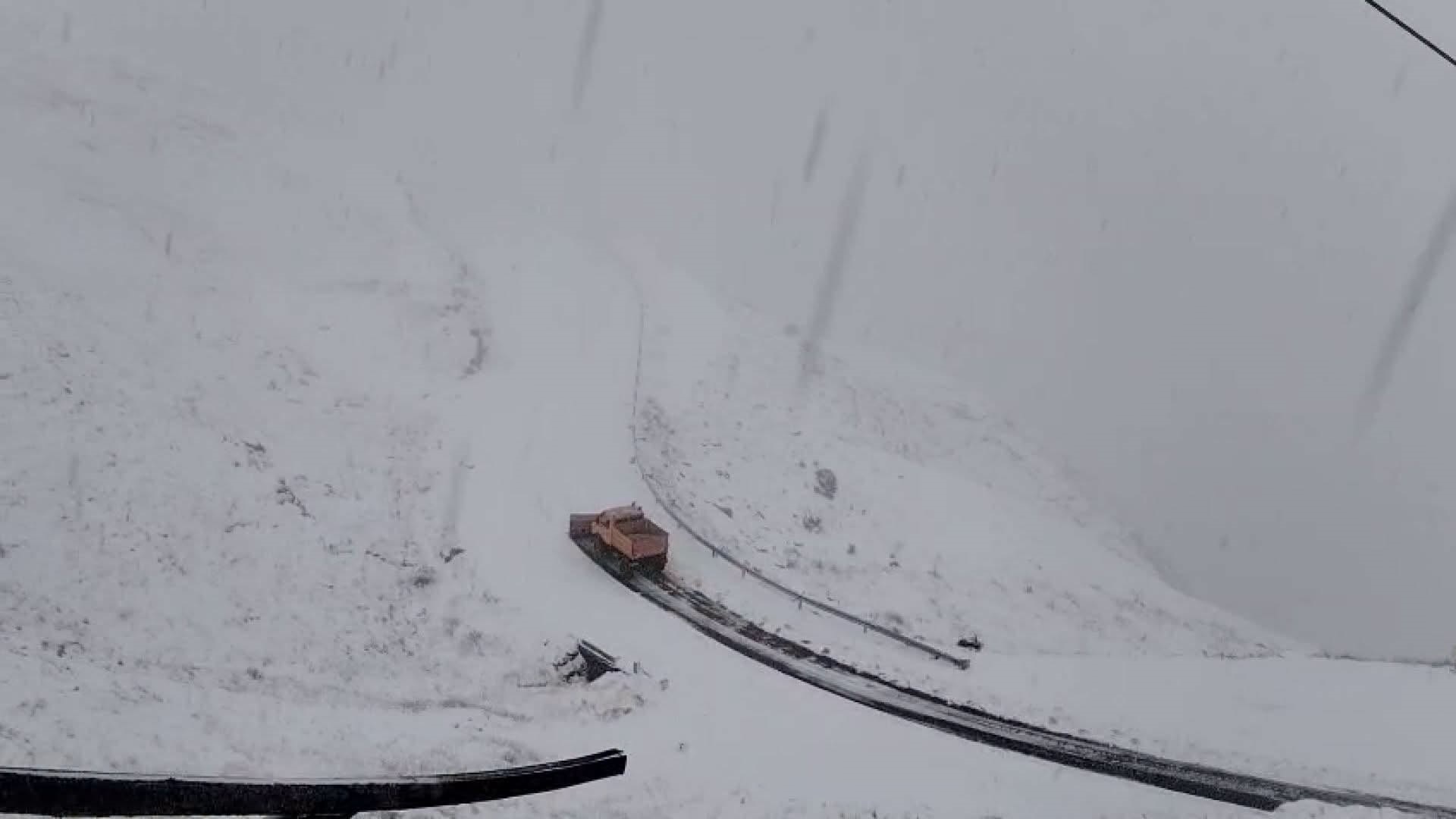 Circulația pe Transfăgărășan a fost închisă temporar din cauza ninsorilor și a ceții