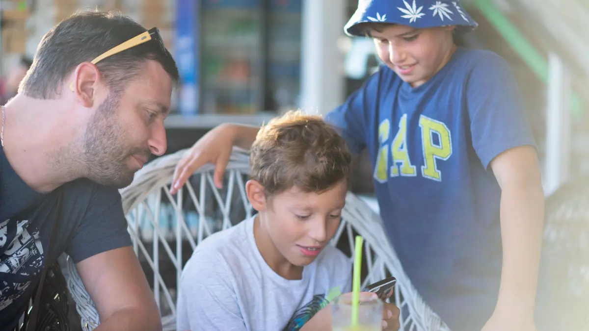 Telefoanele mobile sunt interzise la mesele restaurantelor din Sardinia pentru a încuraja dialogul în familie
