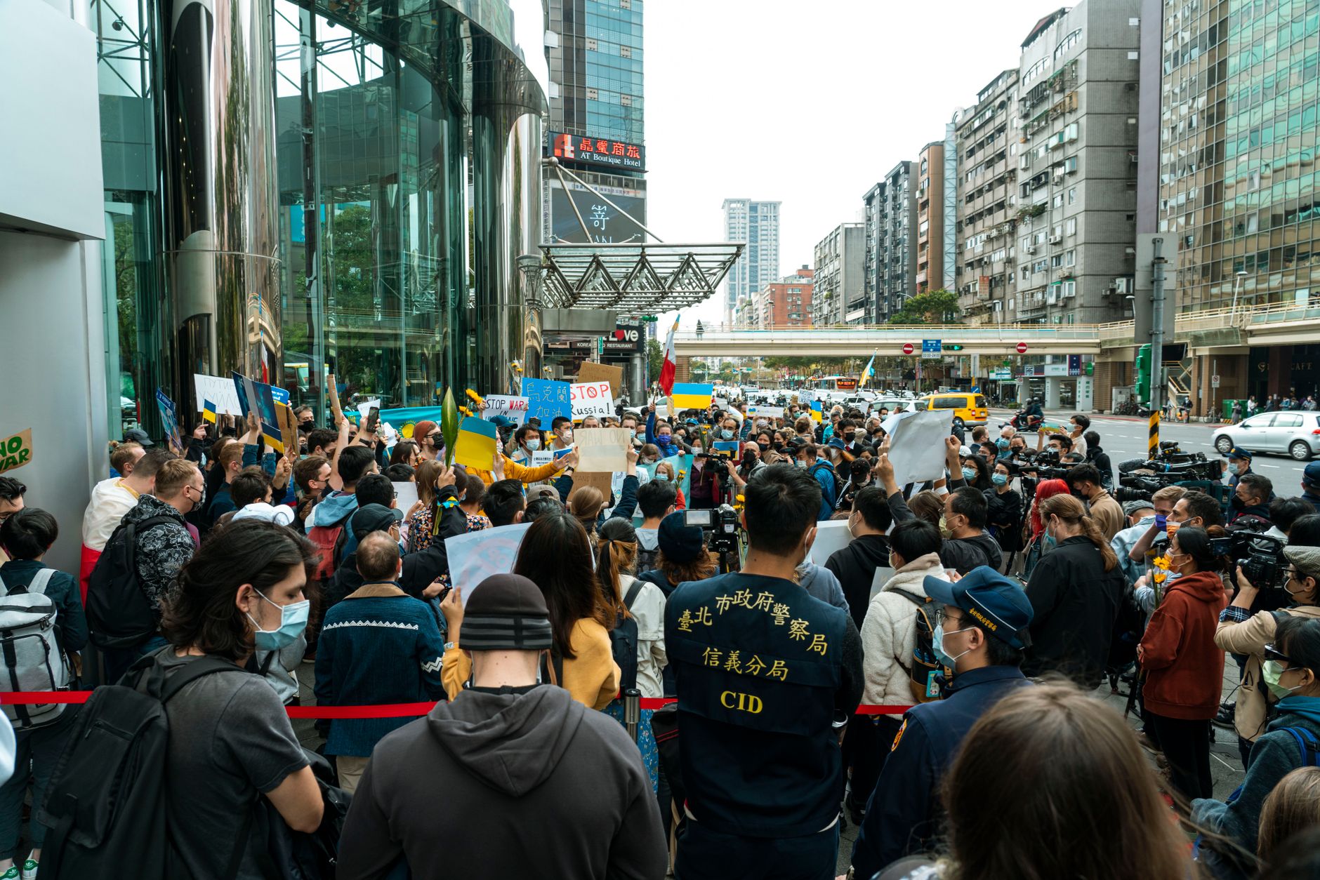 Protestatari din Serbia au pătruns în sediul unei posturi de televiziune susținătoare a lui Aleksandar Vucic