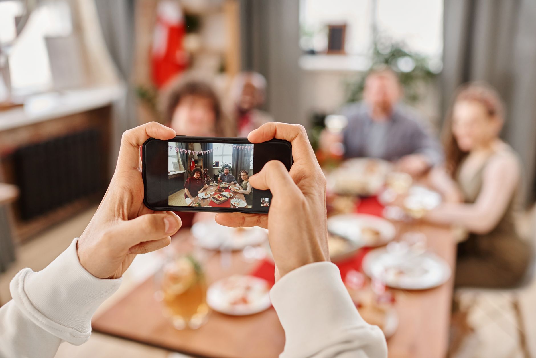 Experiment în Sardinia: 15 restaurante interzic telefoanele mobile la masa familiilor