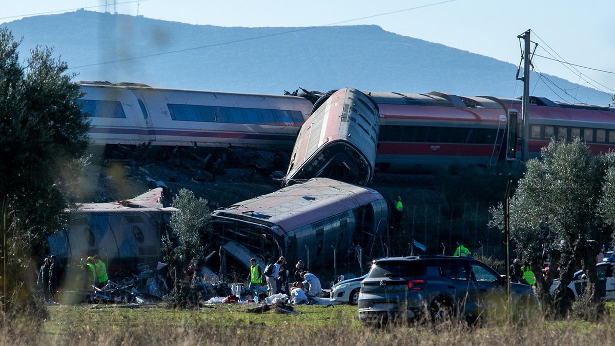 Tragedie feroviară în Spania: Coliziune între două trenuri de mare viteză și prăbușire în râpă