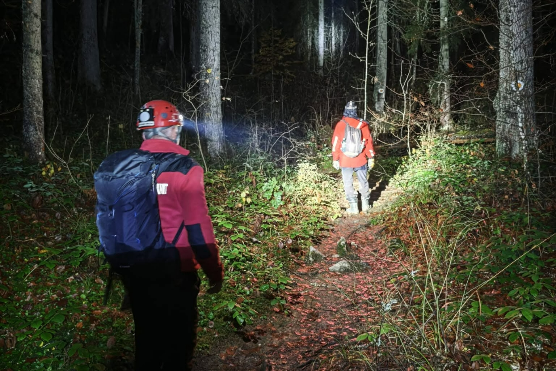 Tineri de 19 ani salvați de Salvamont Bihor după ce au rămas fără lumină pe munte