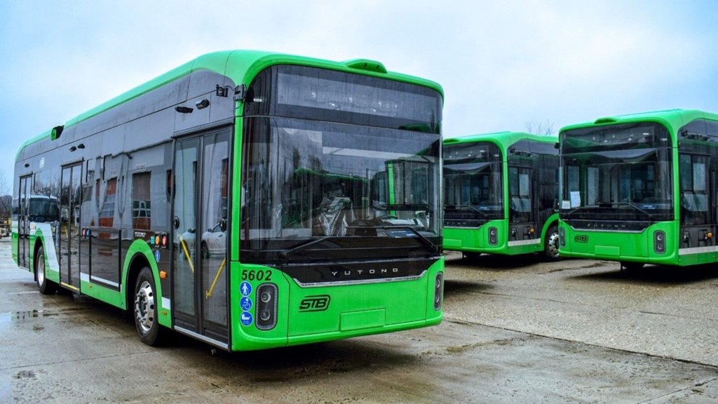 Zece șoferi STB sunt suspectați de furtul de motorină din autobuzele capitalei