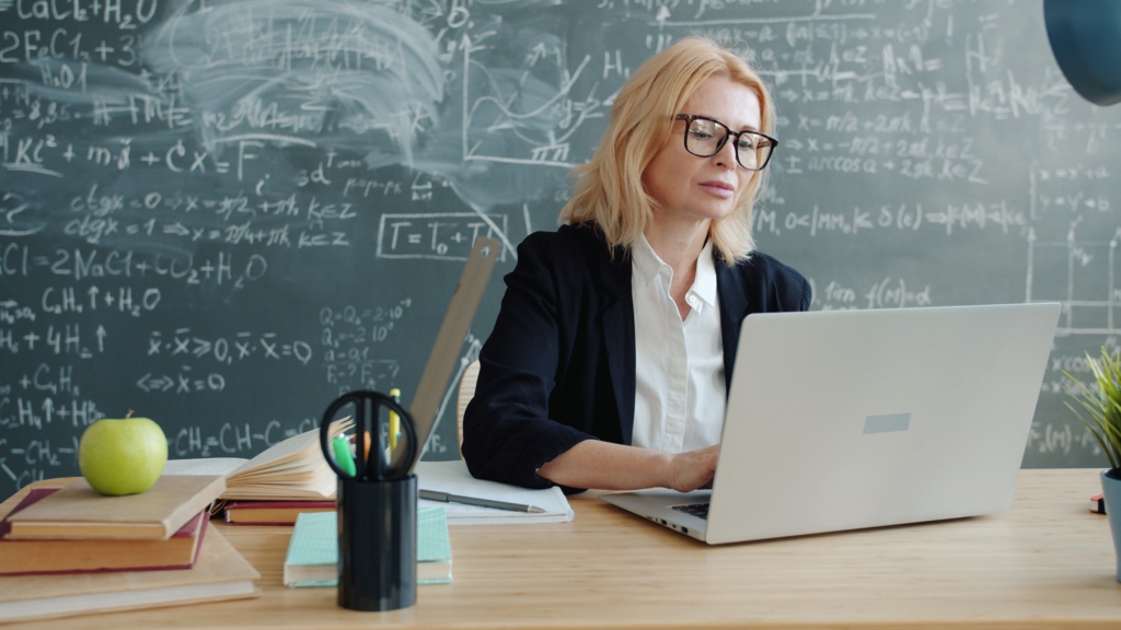 Elevă din București este trimisă în judecată după ce a împins o profesoară la o școală din Sectorul 1