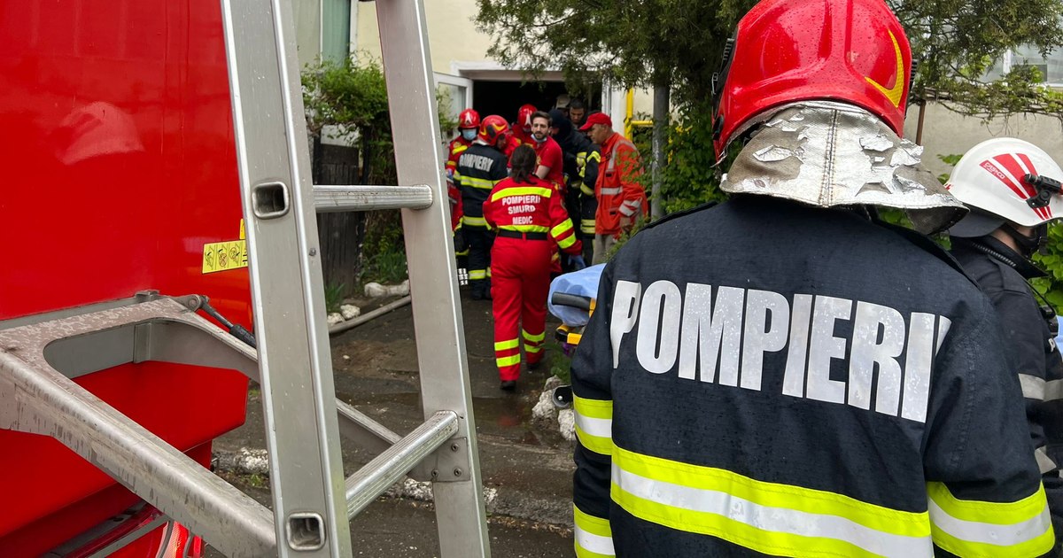 Incendiu la mansarda unui bloc din Sectorul 1. Două persoane au avut nevoie de asistență medicală