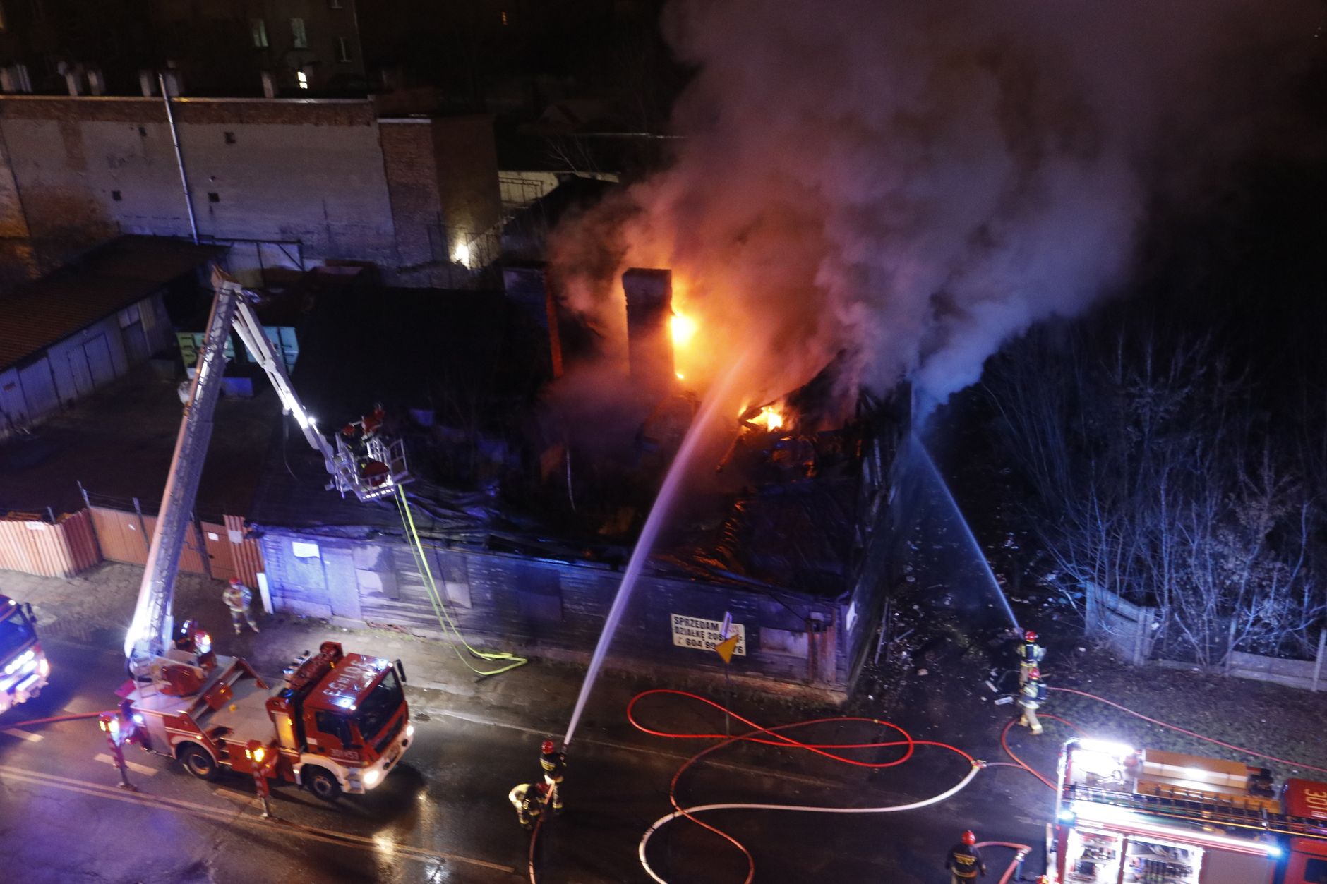 Incendiu la mansarda unui bloc din Sectorul 1: Pompierii au mobilizat numeroase autospeciale