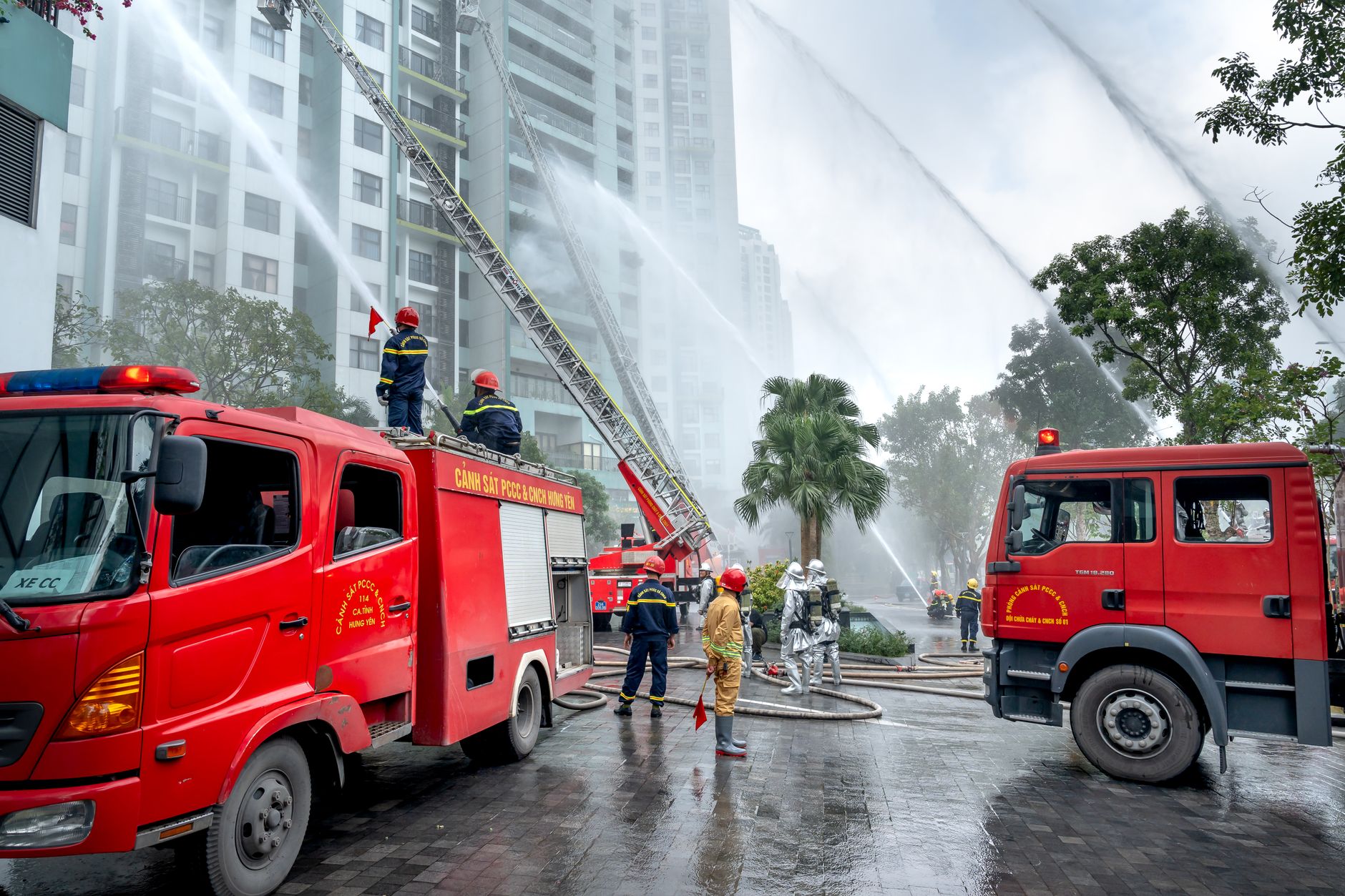 Incendiu la mansarda unui bloc din Sectorul 1, în Capitală. Pompierii au intervenit cu echipaje speciale