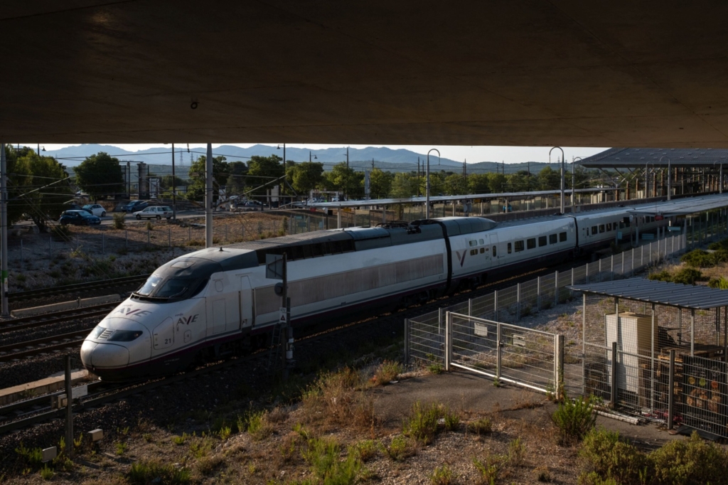 Posibilă eroare umană în accidentul feroviar din Spania: un tren de mare viteză a lovit un alt tren oprit