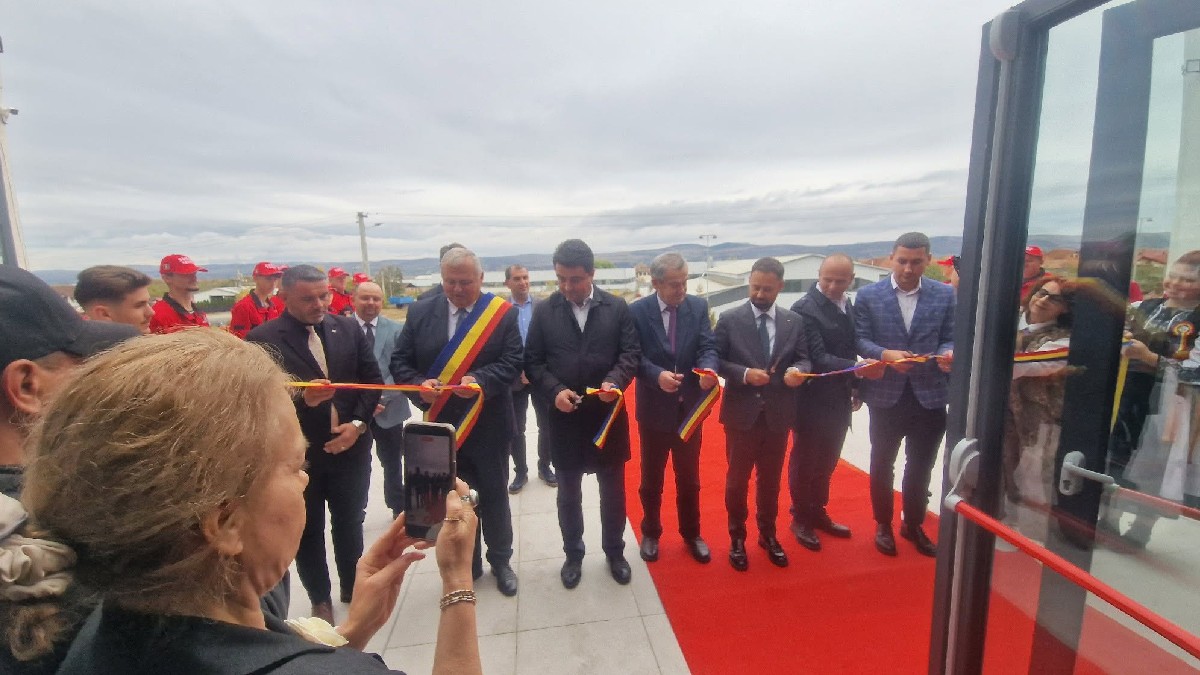 Moment viral la Teiuș: administratorul orașului a folosit „foarfecă imaginară” la inaugurarea unui centru de tineret