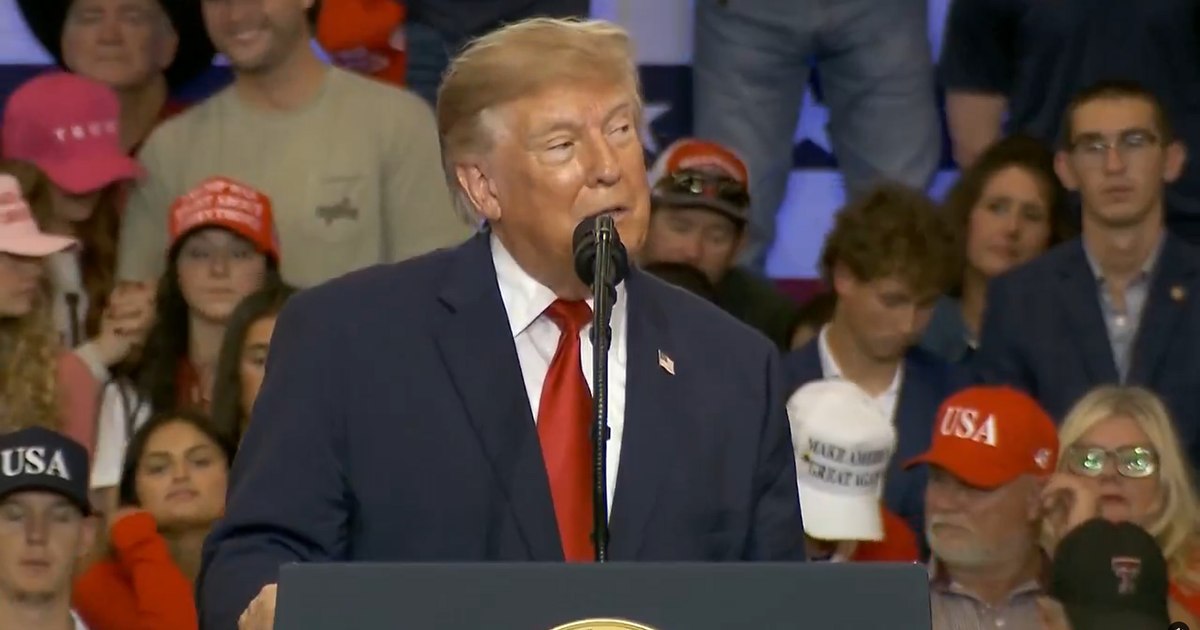 Donald Trump atacă energia regenerabilă: panourile solare sunt periculoase pentru păsări și animale