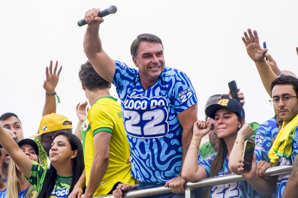 Flávio Bolsonaro a plecat în Statele Unite și s-a autoproclamat lider al Braziliei