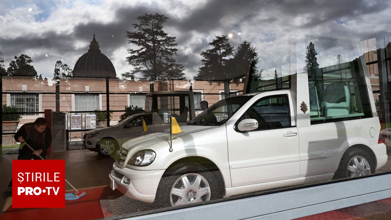 Vaticanul expune opt modele de papamobile Mercedes-Benz, de la luxul anilor '30 până la tehnologia modernă