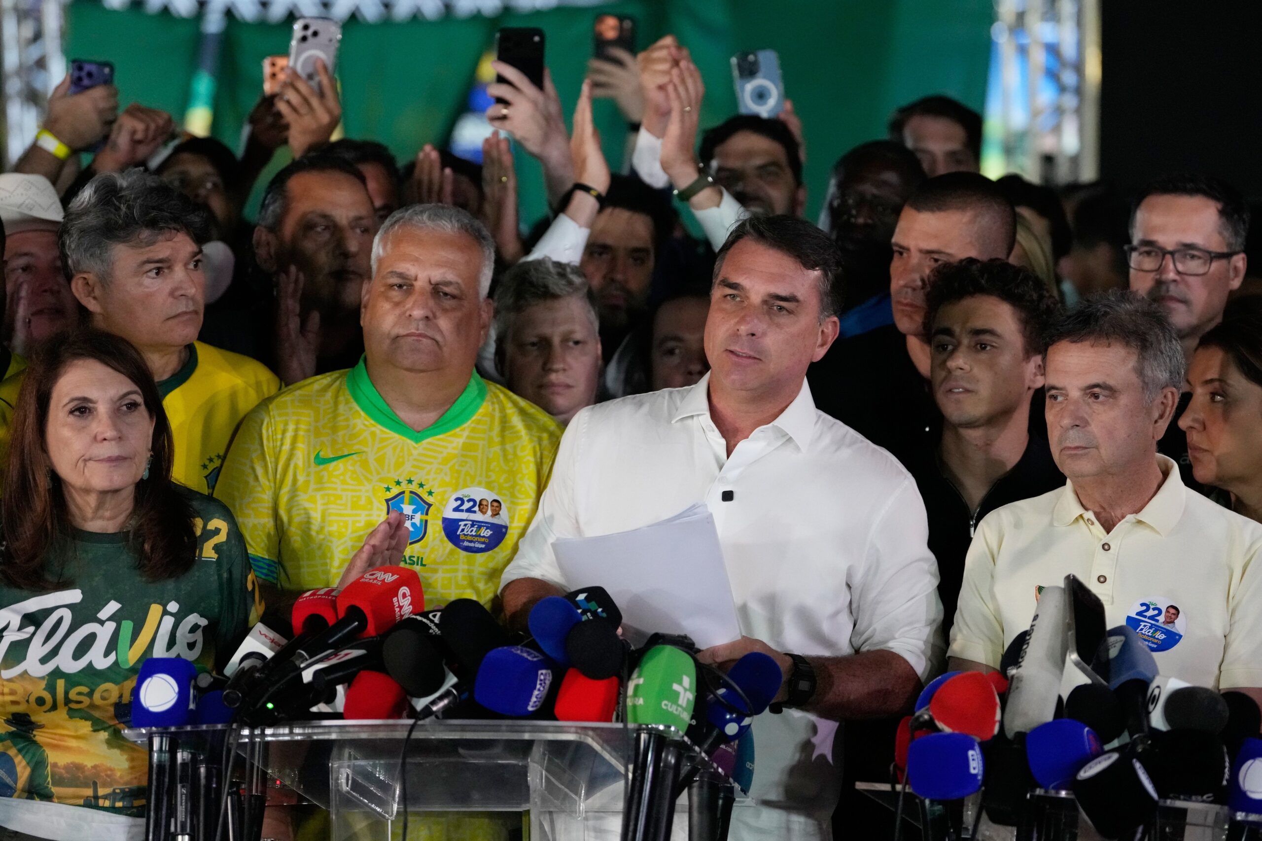 Flávio Bolsonaro a ajuns în SUA după înfrângerea la alegerile din Brazilia. Se declară lider legitim