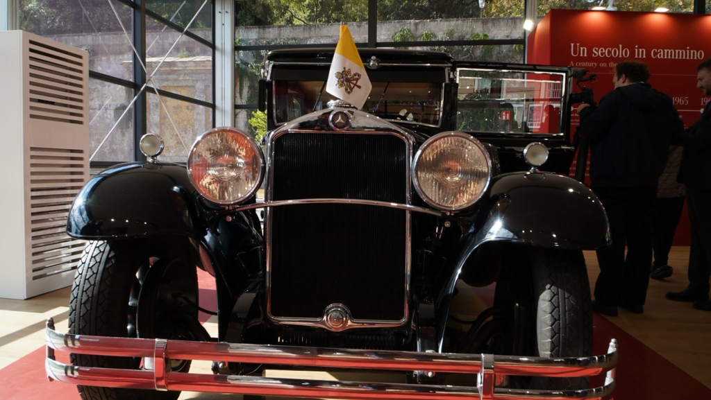 Expoziție la Muzeul Vaticanului: un secol de istorie a papamobilelor Mercedes-Benz