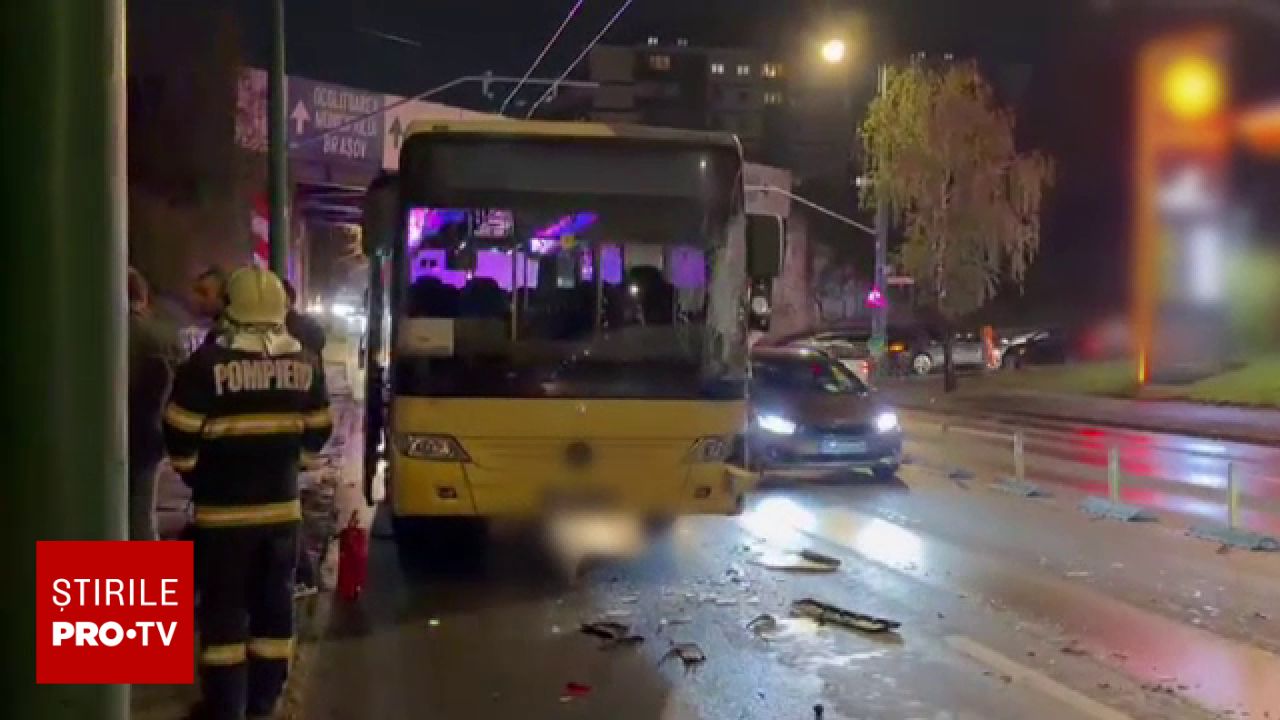 Accident în Brașov: O ambulanță cu o pacientă gravidă a lovit o mașină și un autocar