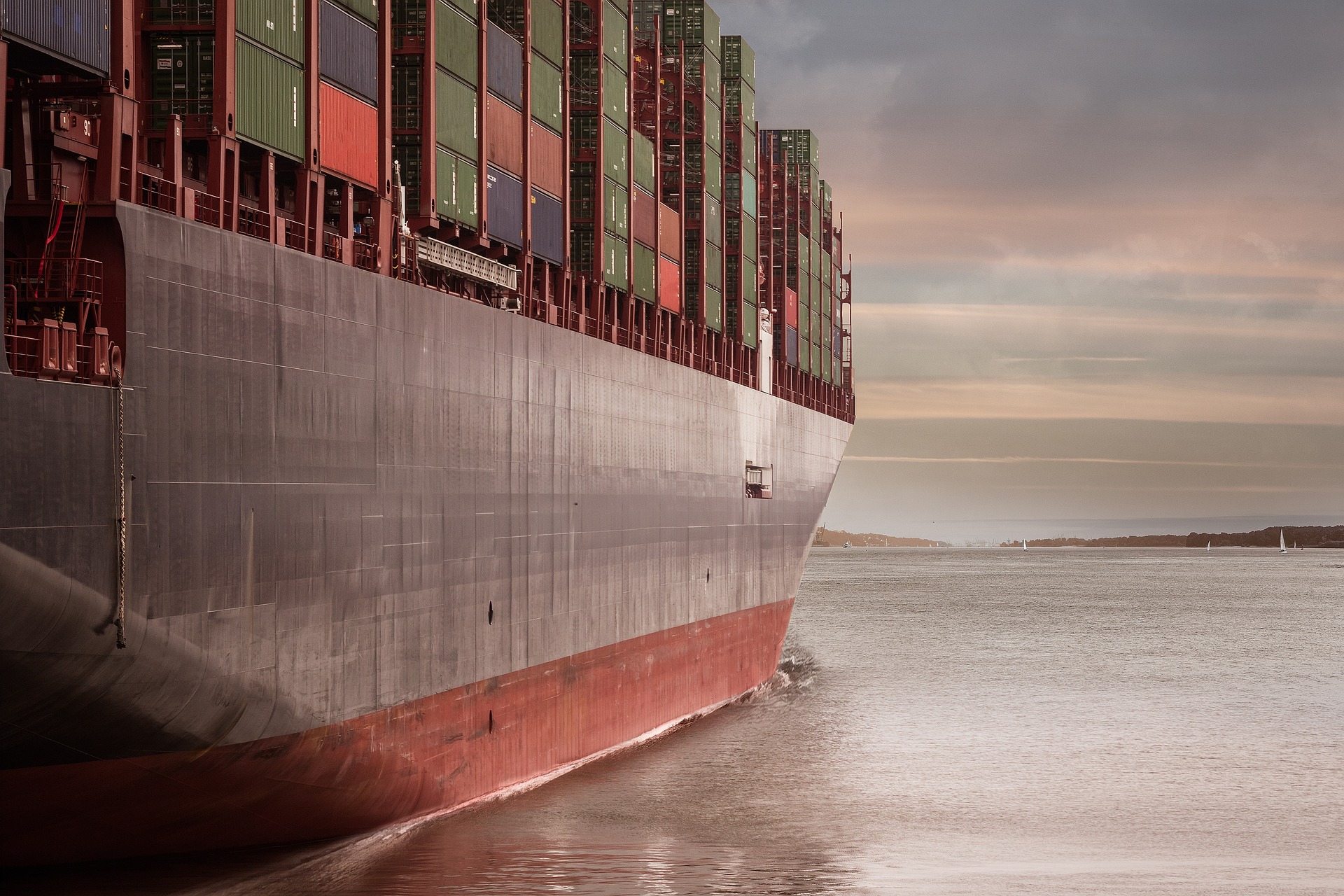 Containere cu substanțe periculoase plutesc în Marea Neagră după atacul asupra navei CONTSHIP JET