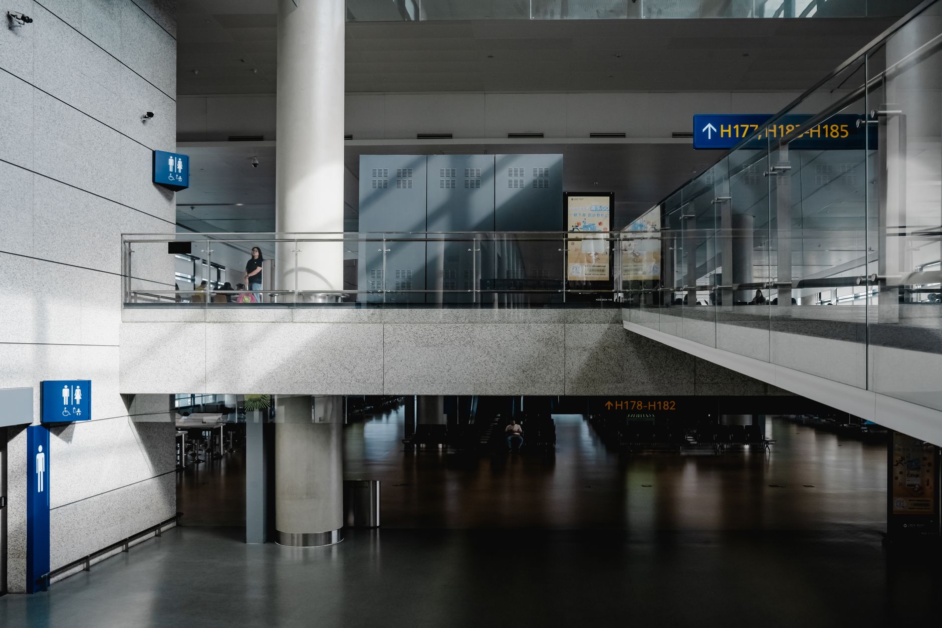 Incendiu în Aeroportul Henri Coandă: o femeie este suspectată că a dat foc unui coș de gunoi