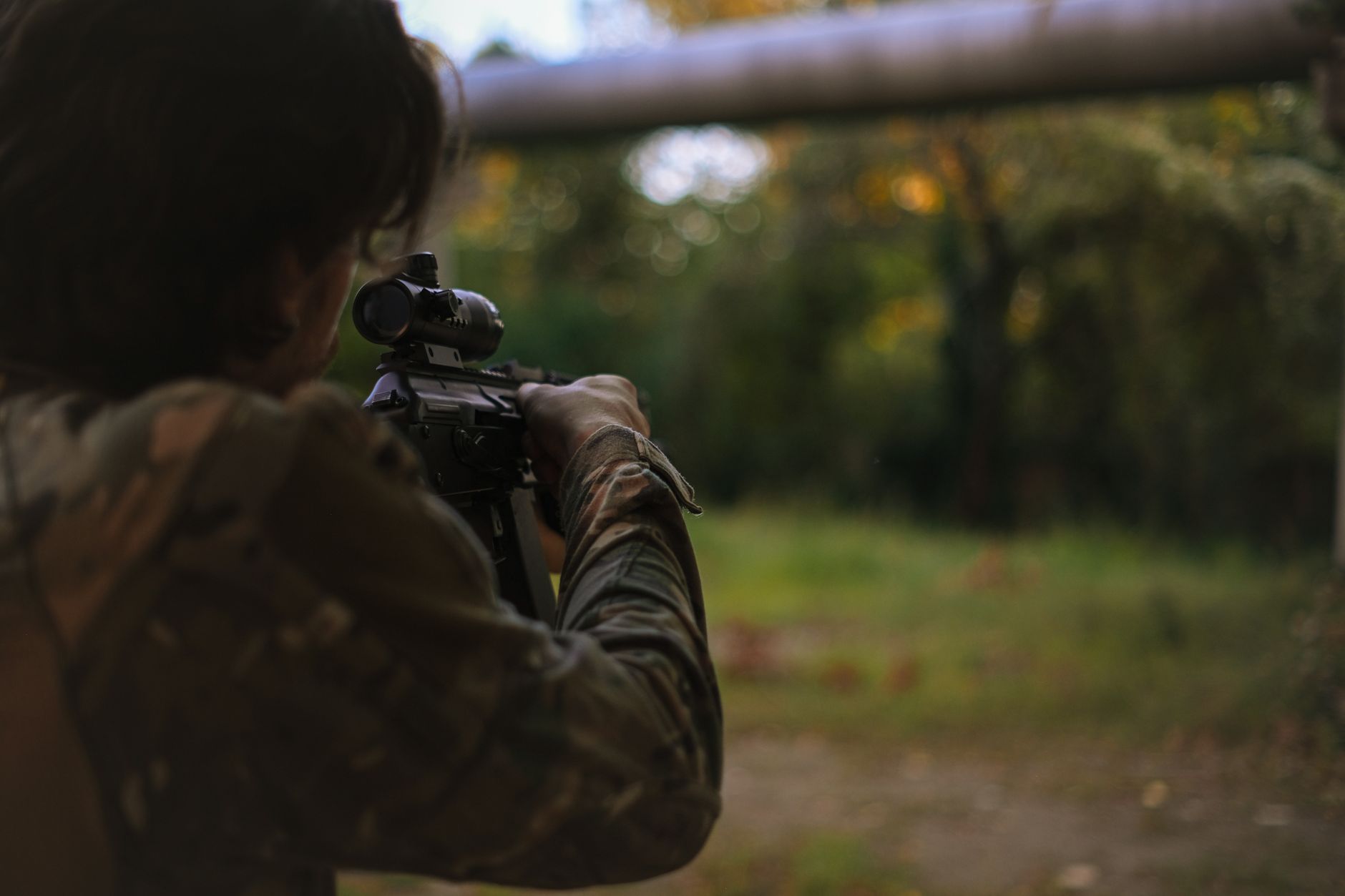 Un administrator a tras cu un pistol airsoft pentru a alunga porumbeii din Sectorul 1