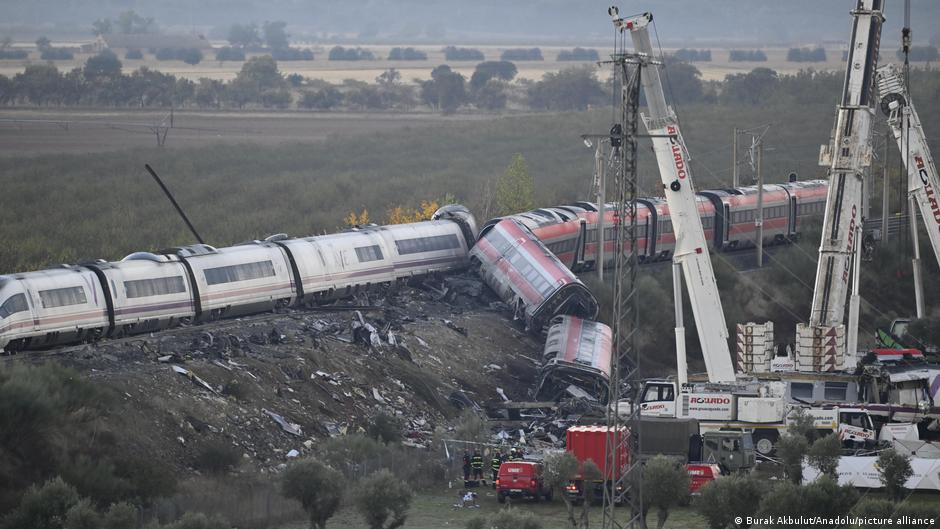 Tragedie feroviară în Spania: 68 de morți și grevă masivă a mecanicilor de tren
