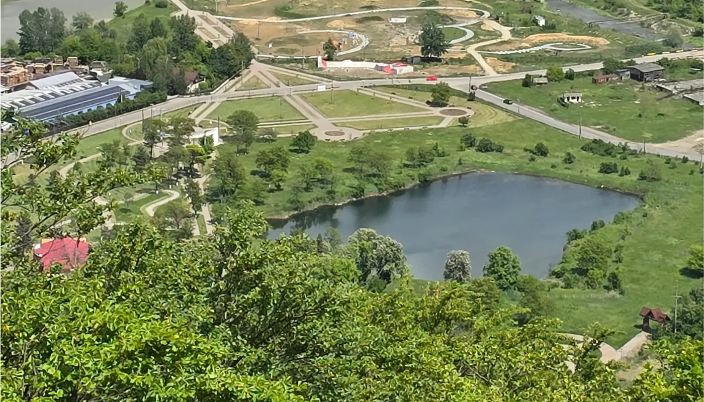 Lacul misterios din Târgu Ocna, cunoscut sub numele de Groapa Burlacu, rămâne un subiect de discuție