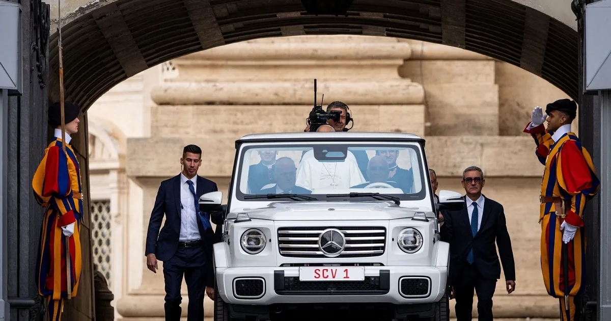 Vaticanul inaugură o expoziție cu papamobile, marcând aproape un secol de utilizare a acestor vehicule
