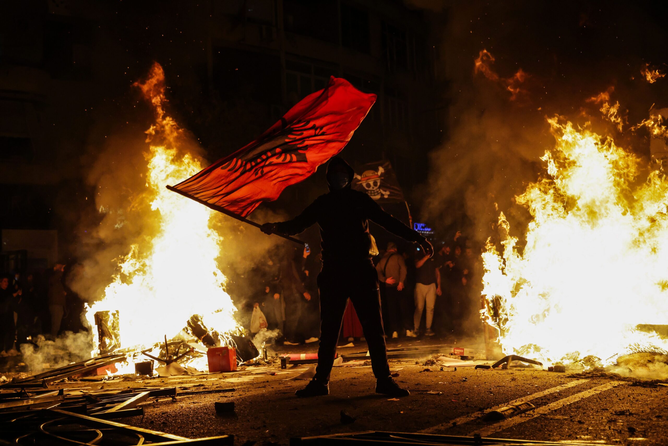 Albania introduce amenzi de până la 5.500 de euro pentru participanții la protestele violente