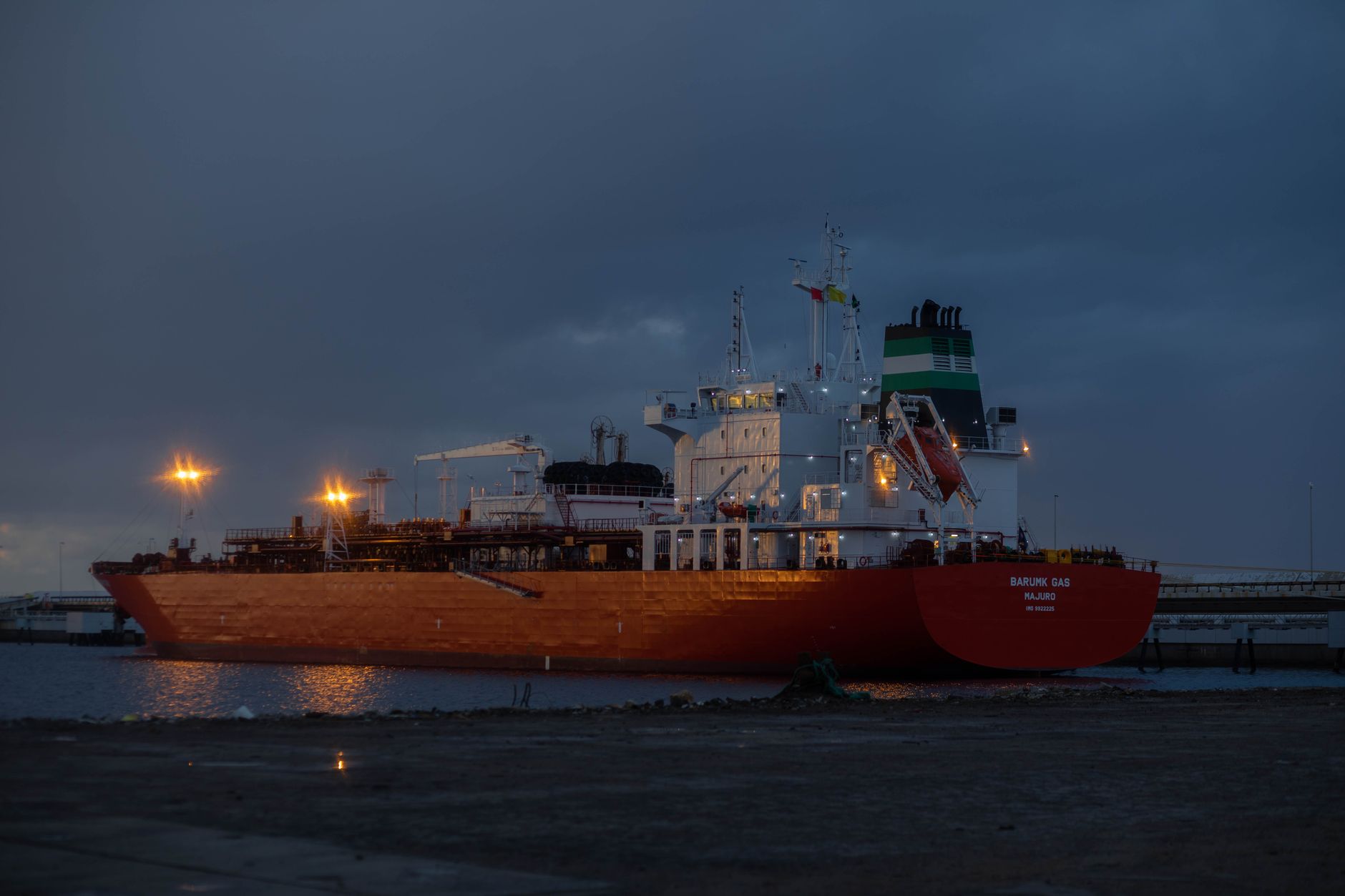 Patru petroliere au luat foc în Strâmtoarea Ormuz după lovirea unor mine navale, conform Teheranului