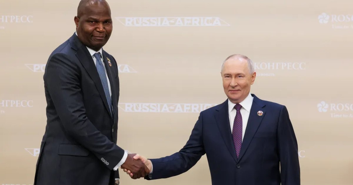 Diferența de înălțime dintre Vladimir Putin și Daniel Chapo a devenit subiectul unor glume pe internet