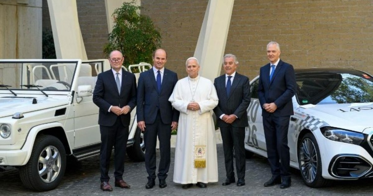 Expoziție inedită la Vatican: Evoluția papamobilelor de la limuzinele de lux la vehiculele electrice