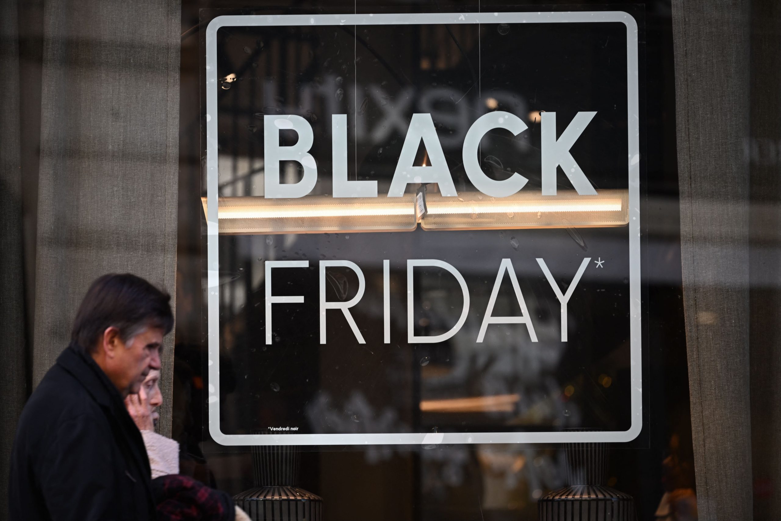 A început perioada reducerilor de Black Friday: atenție la tentativele de înșelăciune online