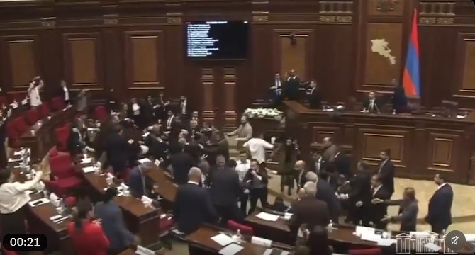 Violențe în Parlamentul Armeniei: Deputați din opoziție și de la guvern s-au luptat fizic