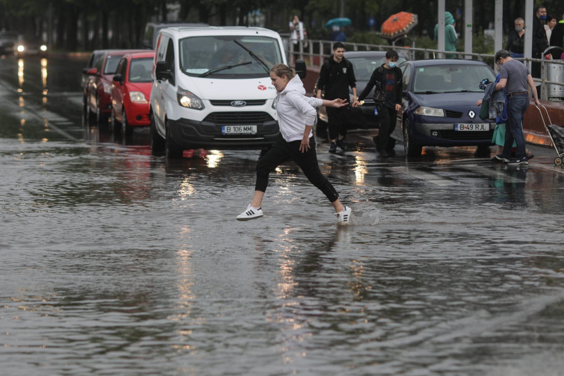 Avertizări meteo de la ANM: Cod galben de ploi în cinci județe și ninsori în Carpații Meridionali