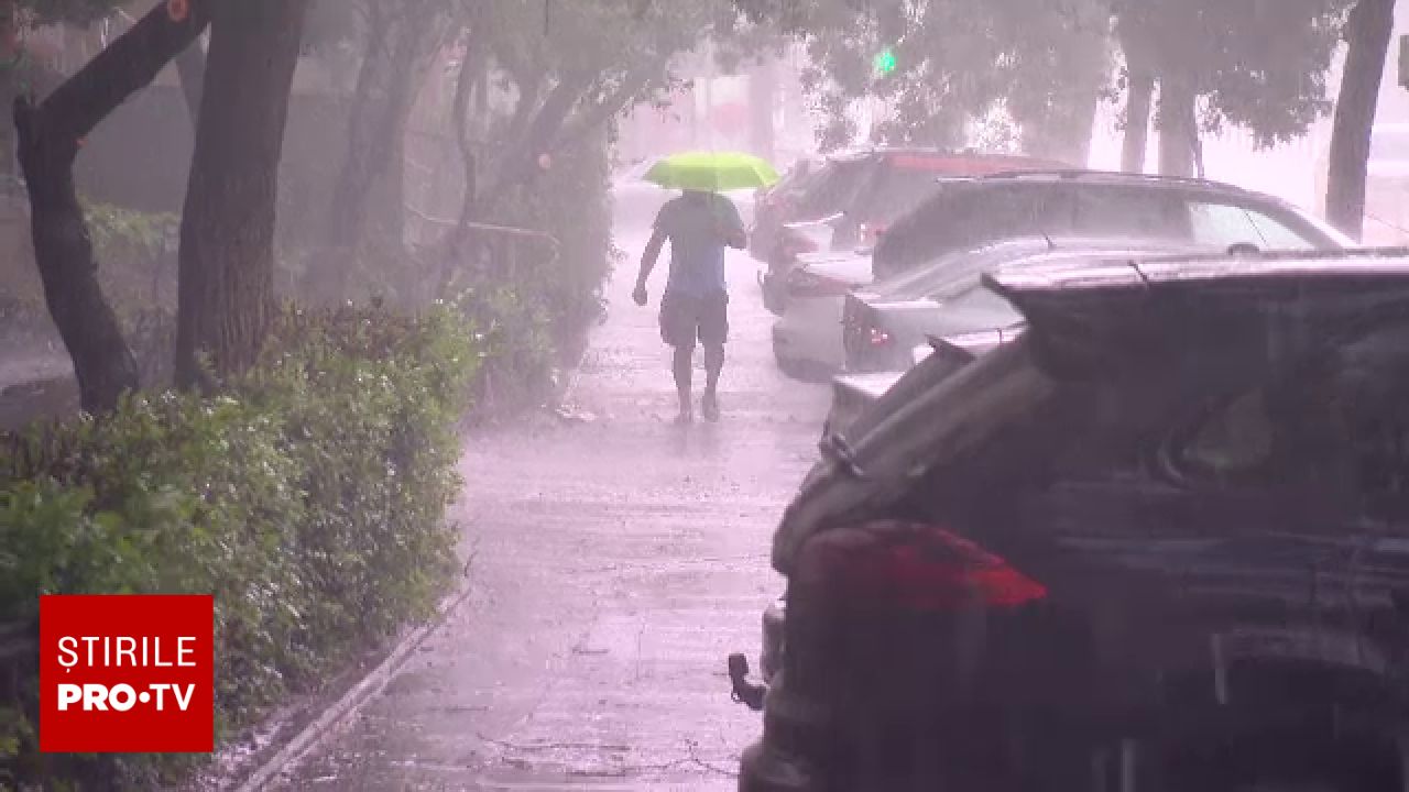 Avertizări meteo pentru weekend: Cod galben de ploi în cinci județe și zăpadă la munte