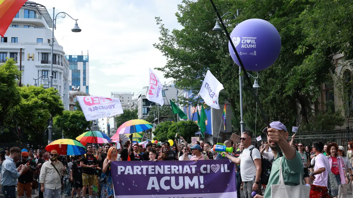 Marș pentru parteneriatul civil în București: organizatorii cer Parlamentului recunoașterea legală a cuplurilor