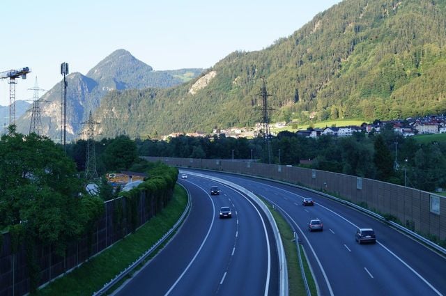 Elveția pregătește măsuri drastice pentru combaterea penuriei de combustibil: viteza pe autostrăzi poate fi redusă