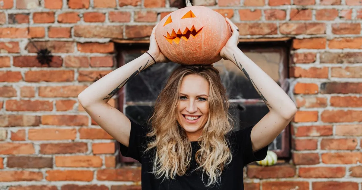 Tradiții și superstiții de Halloween: de ce se poartă hainele pe dos și se închid ușile
